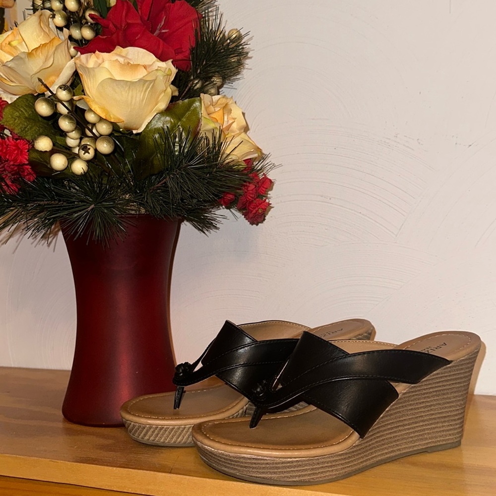 Arizona Black wedge sandals Size 8.5!!